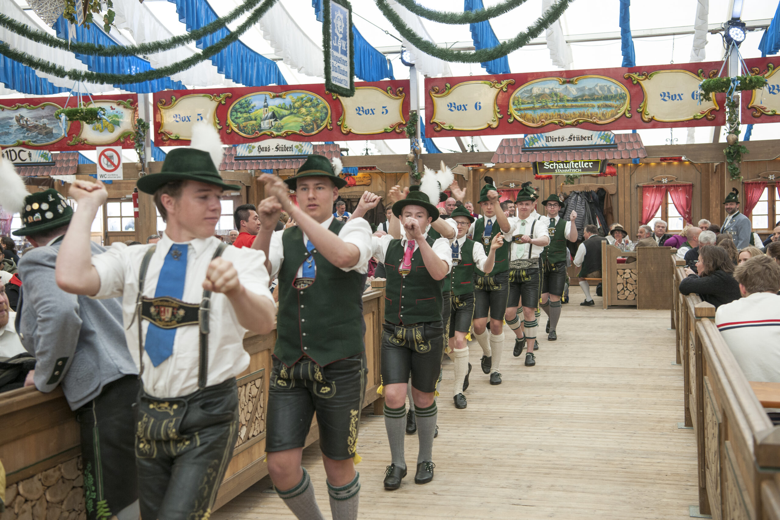 Trachtler in der Festhalle Bayernland