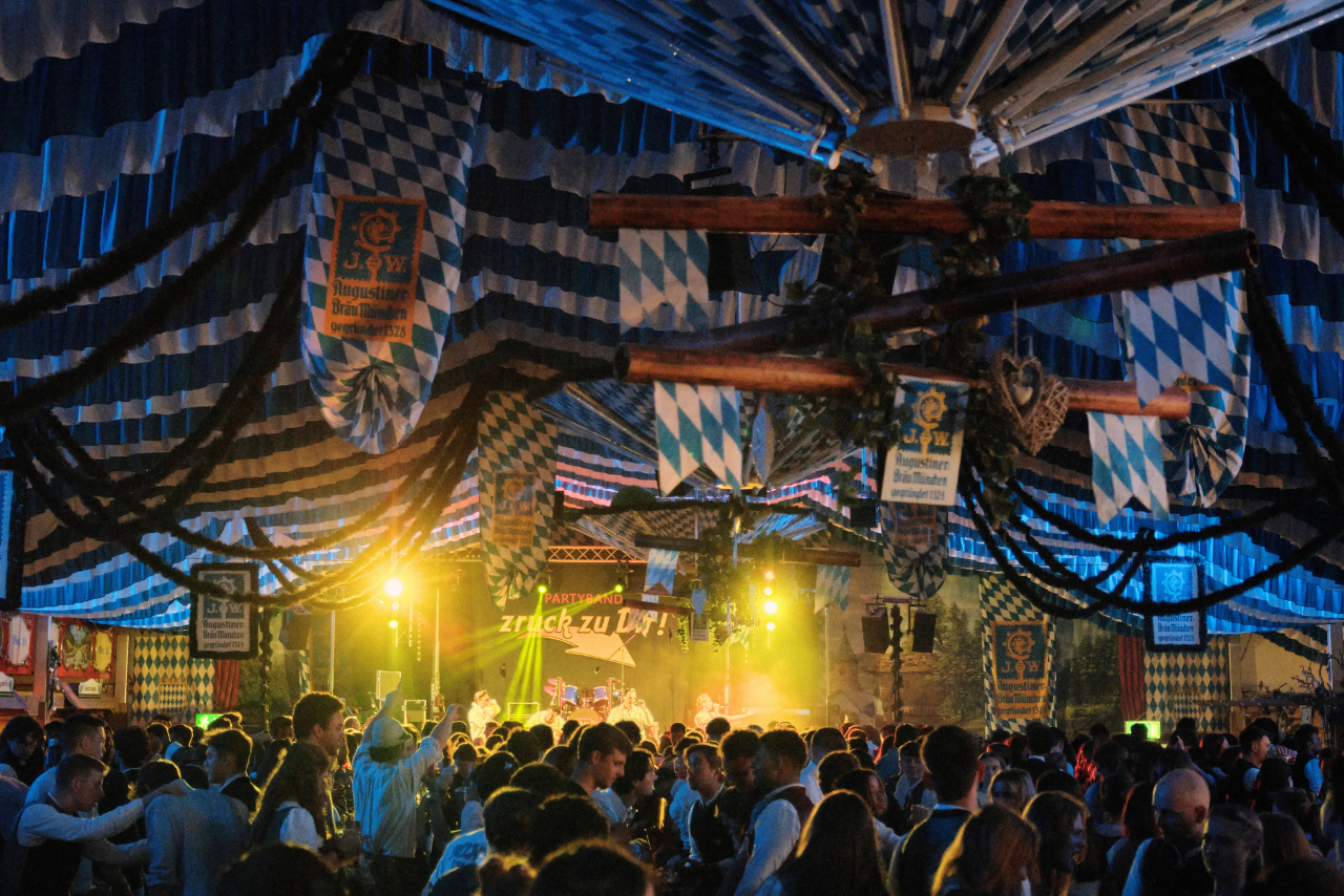 Frühlingsfest München 2025 Festzeltstimmung