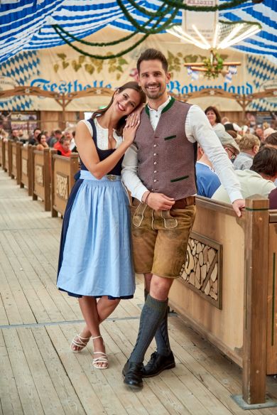 Besucher in der Festhalle Bayernland